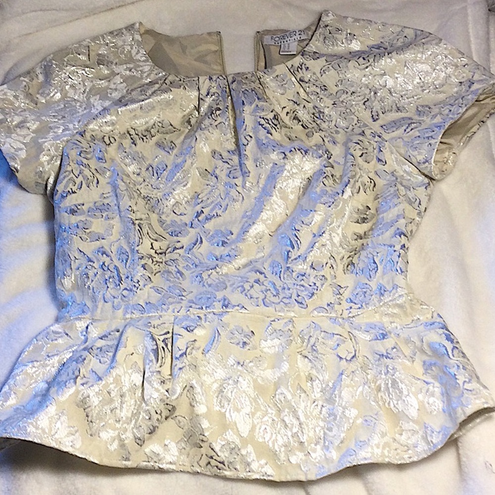 ⭐️ Forever21 Cream Metallic Silver Floral Print Short Short sleeve Blouse